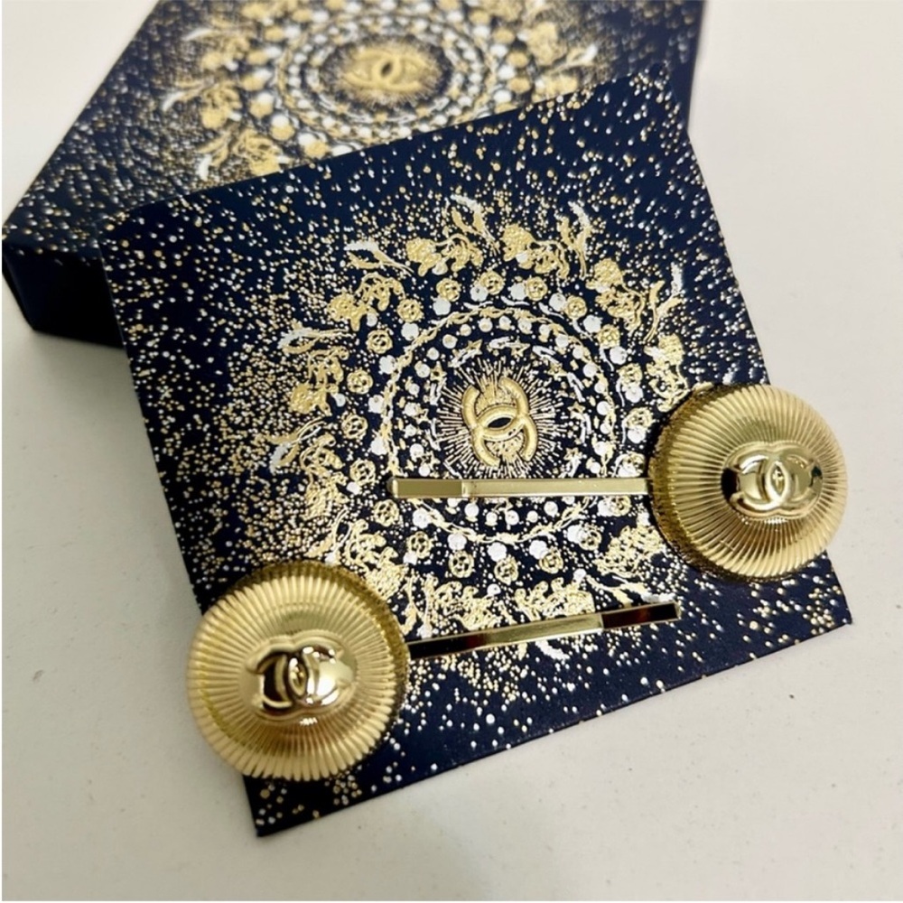 Chanel gift clips set